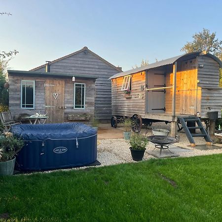 The Hen House Shepherds Hut With Hot Tub Chittoe Exteriör bild
