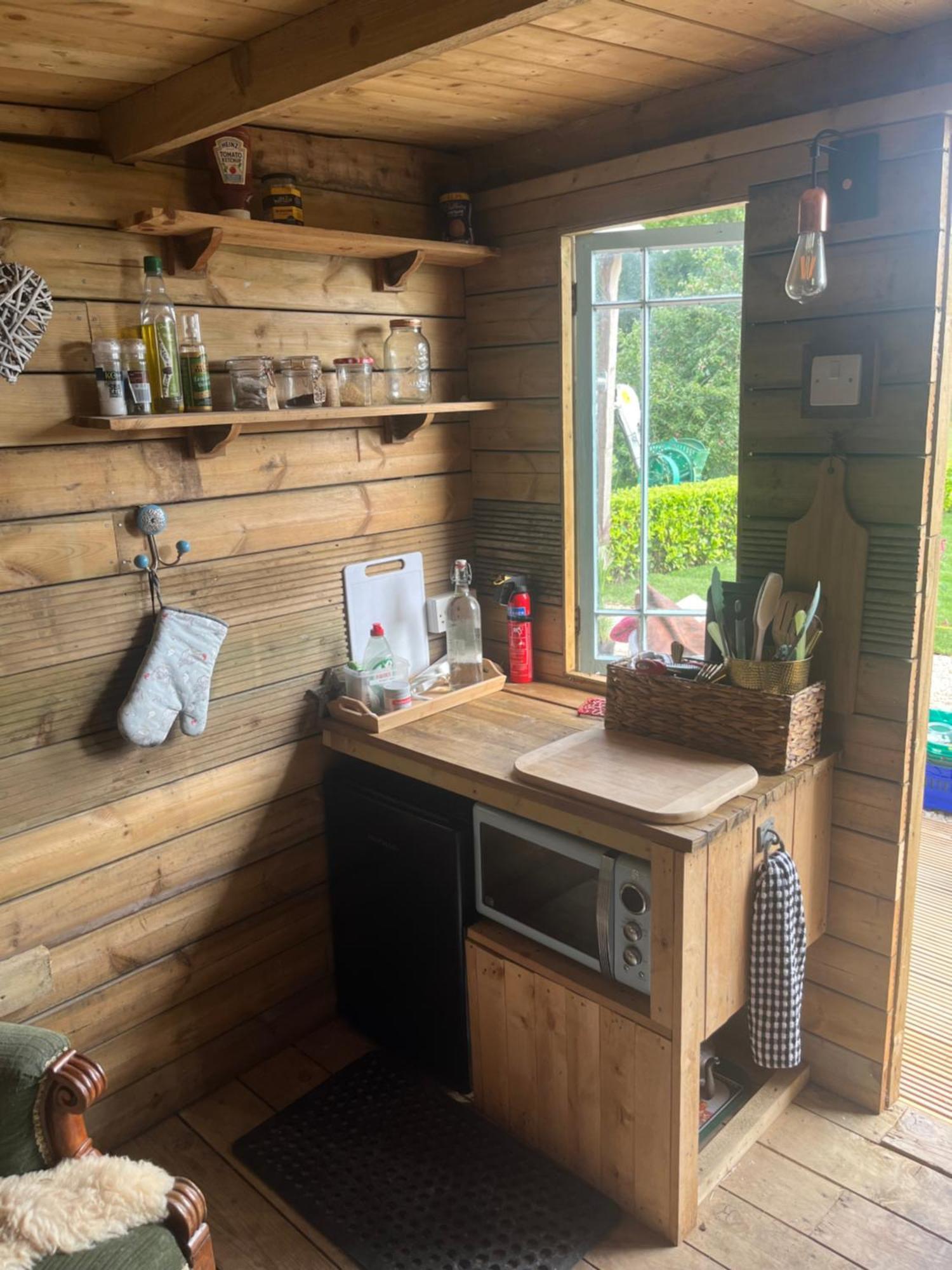 The Hen House Shepherds Hut With Hot Tub Chittoe Exteriör bild