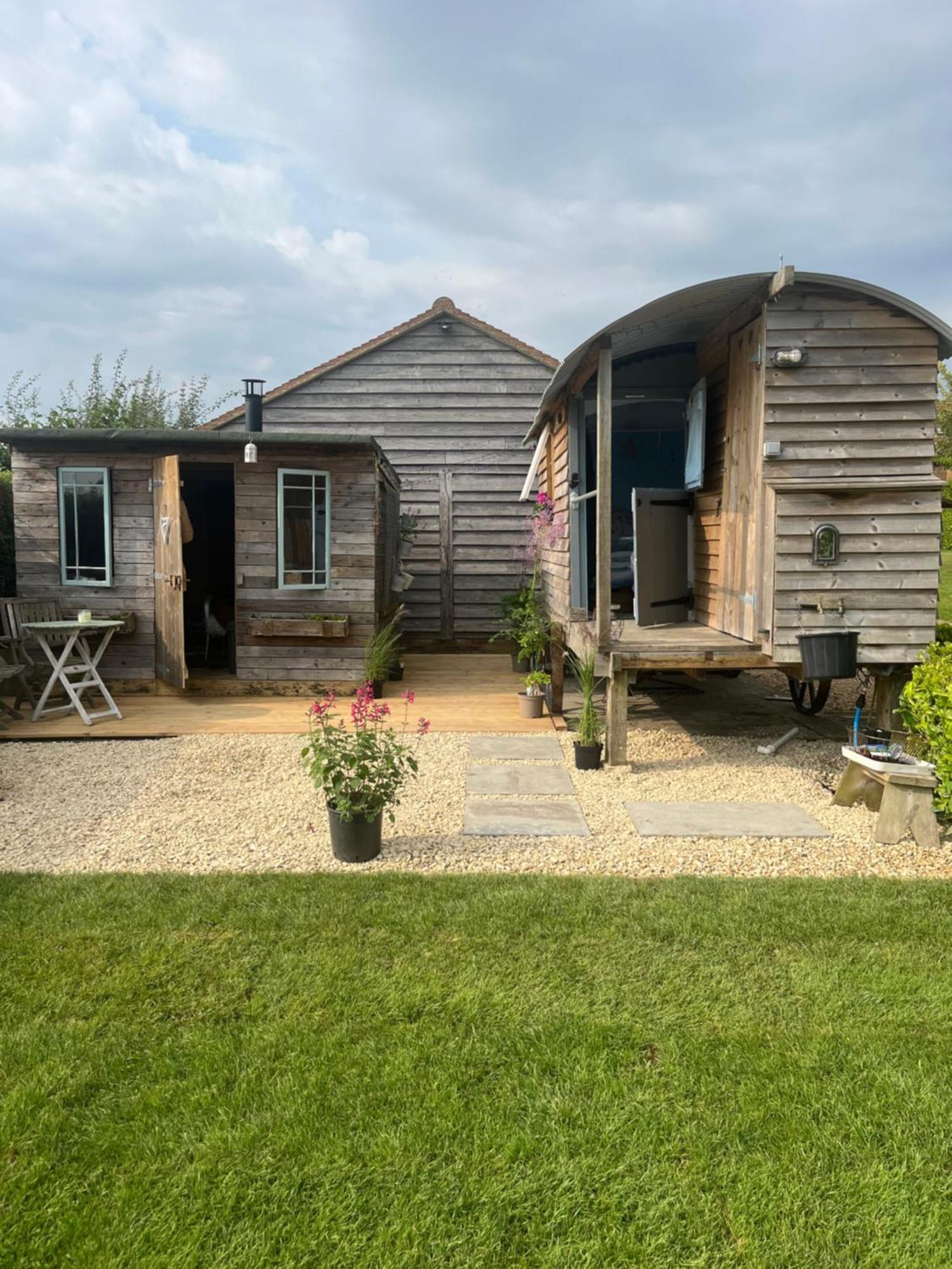 The Hen House Shepherds Hut With Hot Tub Chittoe Exteriör bild