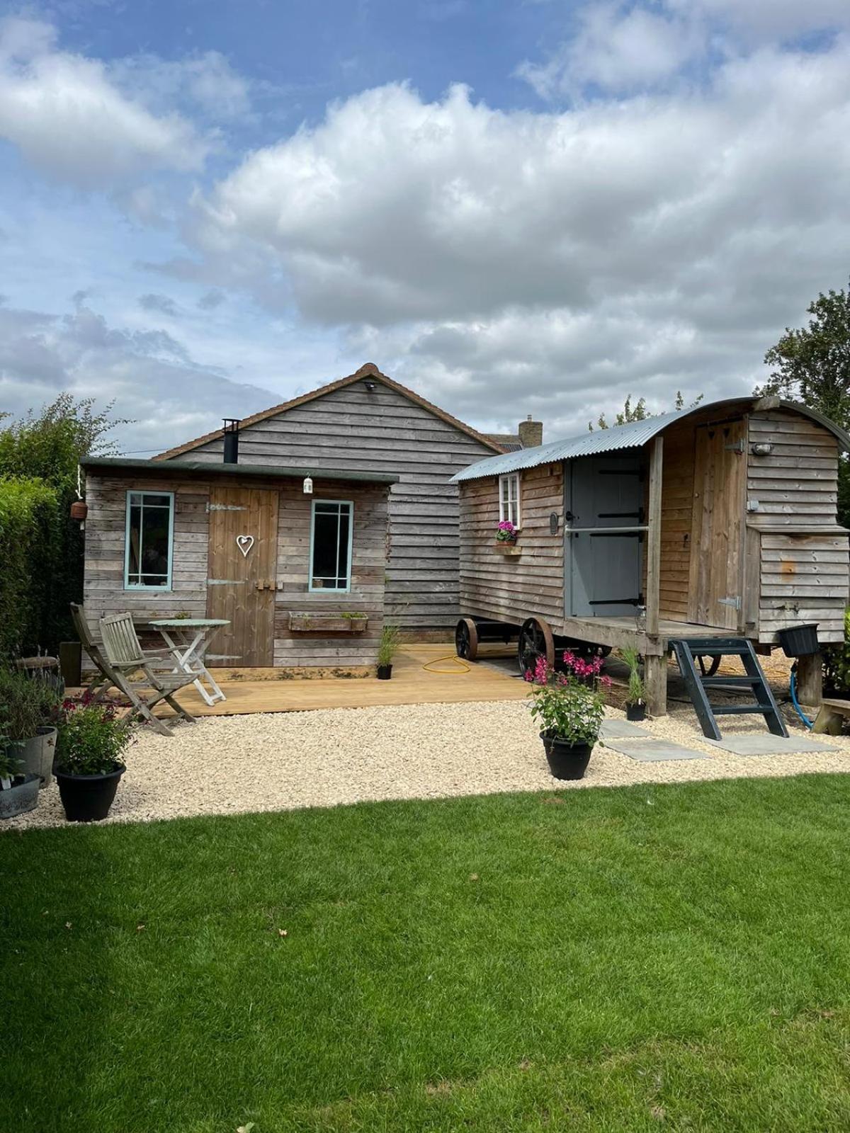 The Hen House Shepherds Hut With Hot Tub Chittoe Exteriör bild