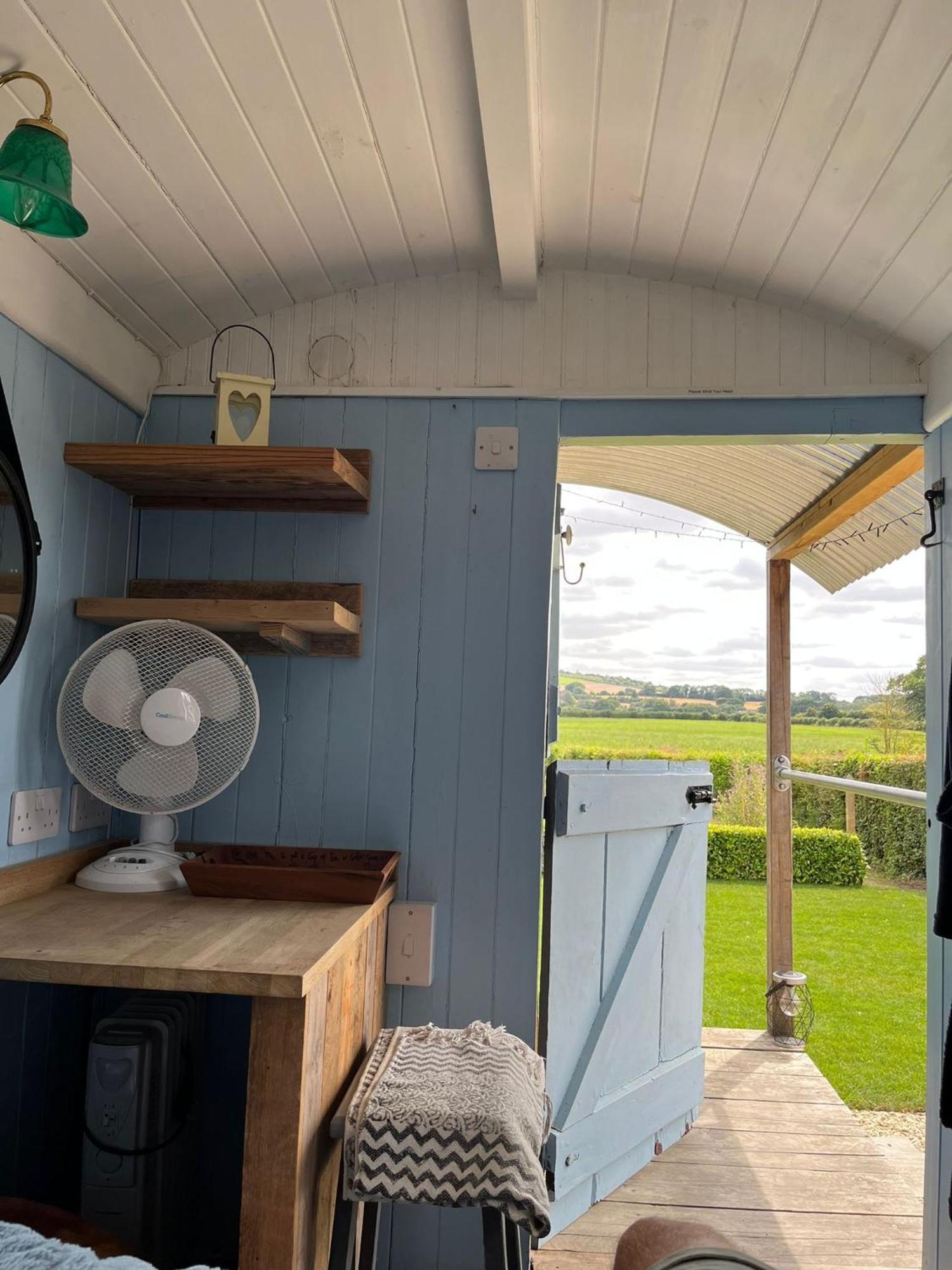 The Hen House Shepherds Hut With Hot Tub Chittoe Exteriör bild