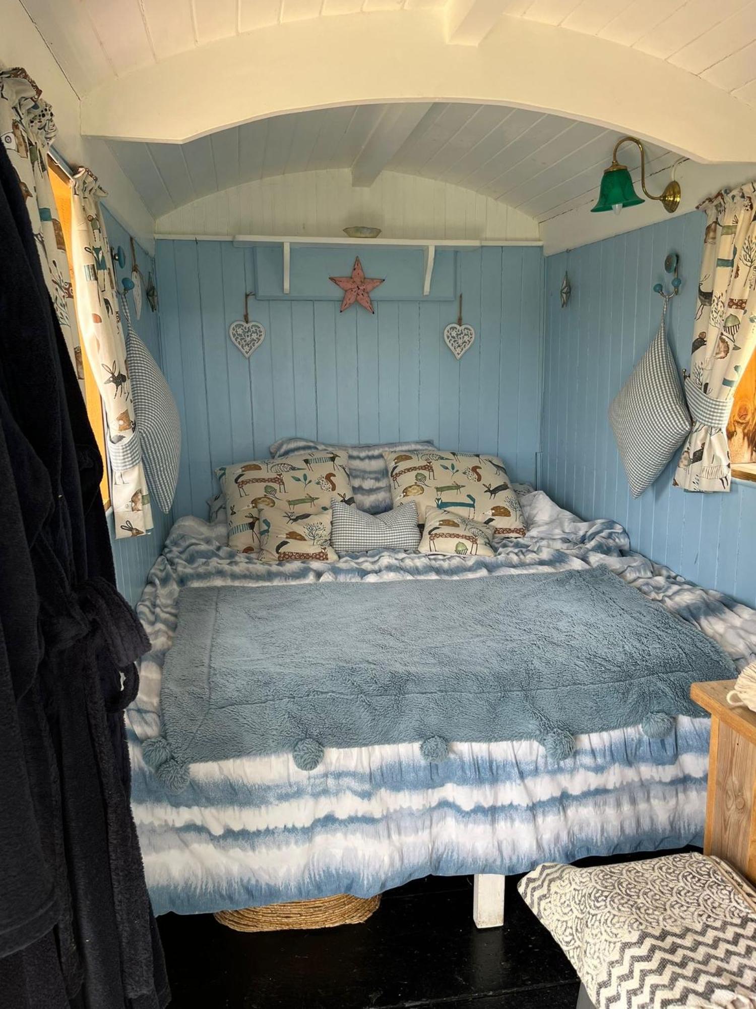 The Hen House Shepherds Hut With Hot Tub Chittoe Exteriör bild